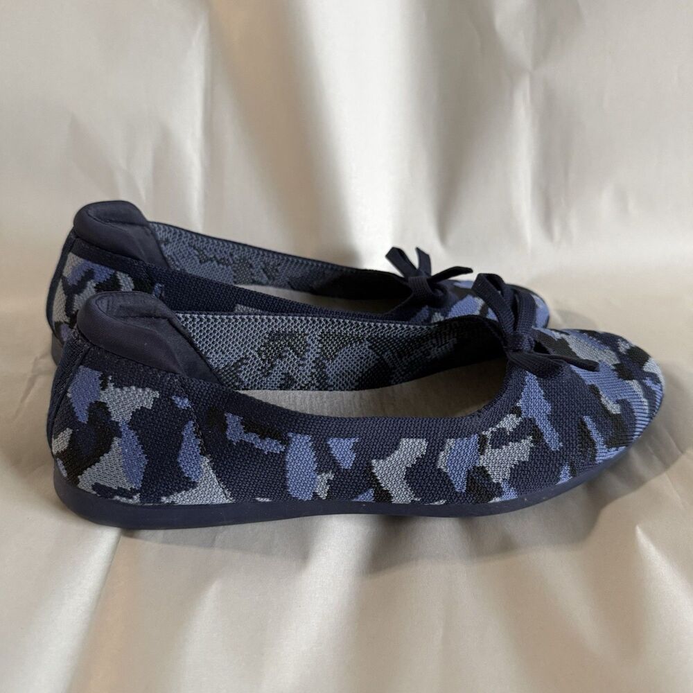 Clarks Women's 7 1/2  Cloudsteppers Carly Hope Washable Knit Bow Flats Navy Camo